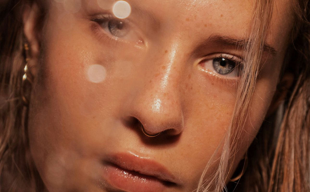 MIRROR MIRROR… FROM OUT OF REACH BEAUTY STANDARDS TO AI GENERATED MODELS: A CONVERSATION ON AUTHENTICITY, IMAGE AND SELF ESTEEM